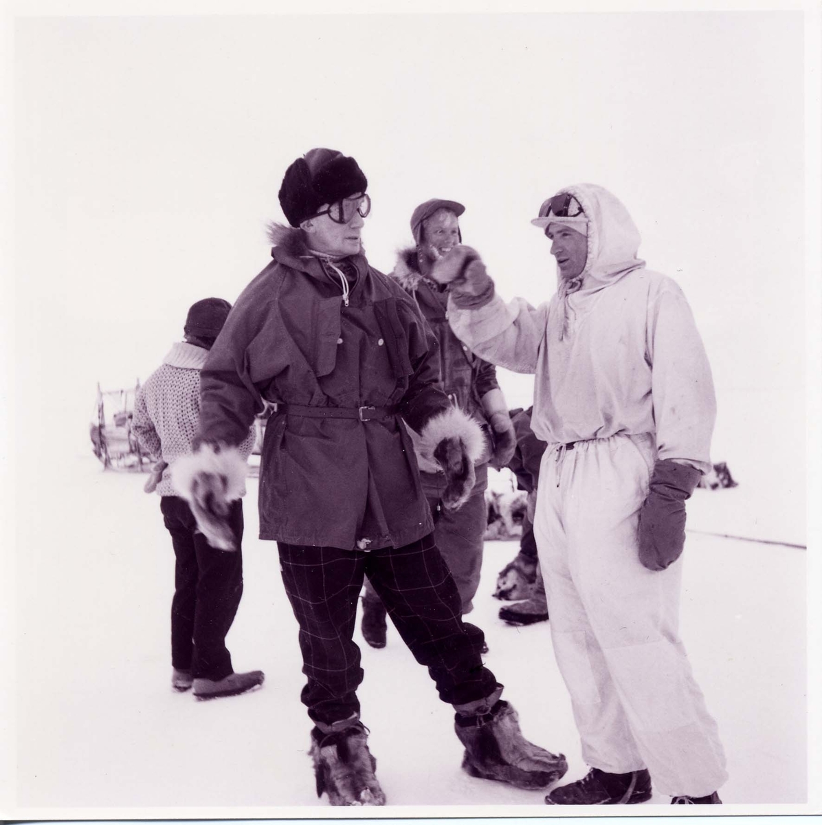 "John Giaever talar med Ove Wilson, expeditionsläkare. I bakgrunden fr. vänster kocken Bjarne Lorentzen, Valter Schytt.