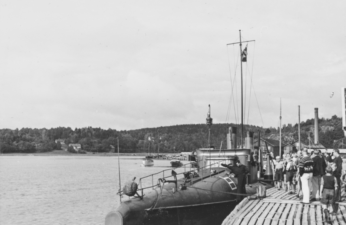 Tidligere norsk torpedobåt av 2. klasse ved brygga i Son. Trolig er dette "Hvas" som ble overtatt av den tyske marine og brukt som vaktbåt. Tyskerne gav båten navnet "Seestern" NO 25. Den inngikk i Hafenschützflottilla Oslofjord.