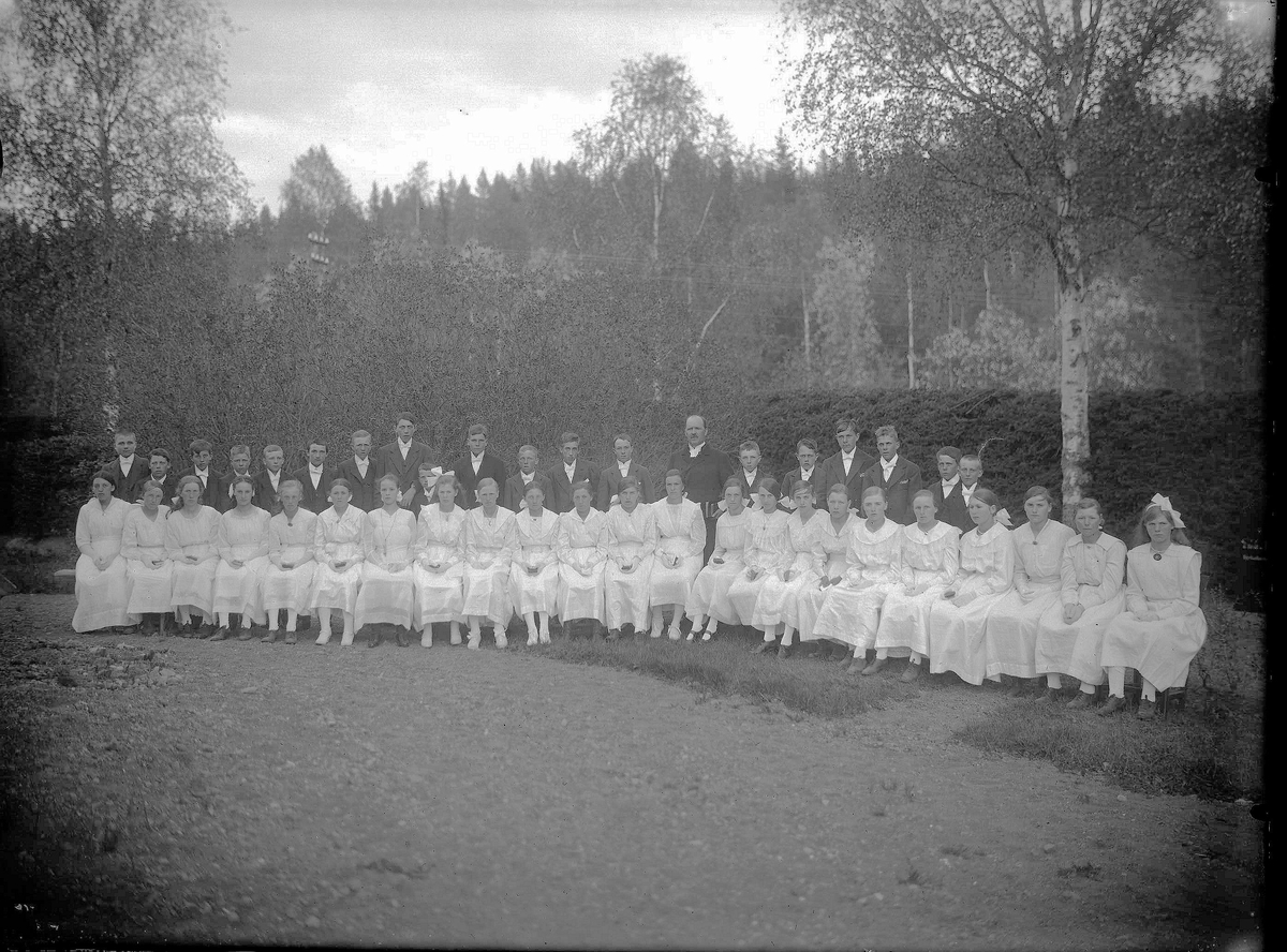 Gruppfoto av konfirmander med kyrkoherde Olof Svahn.