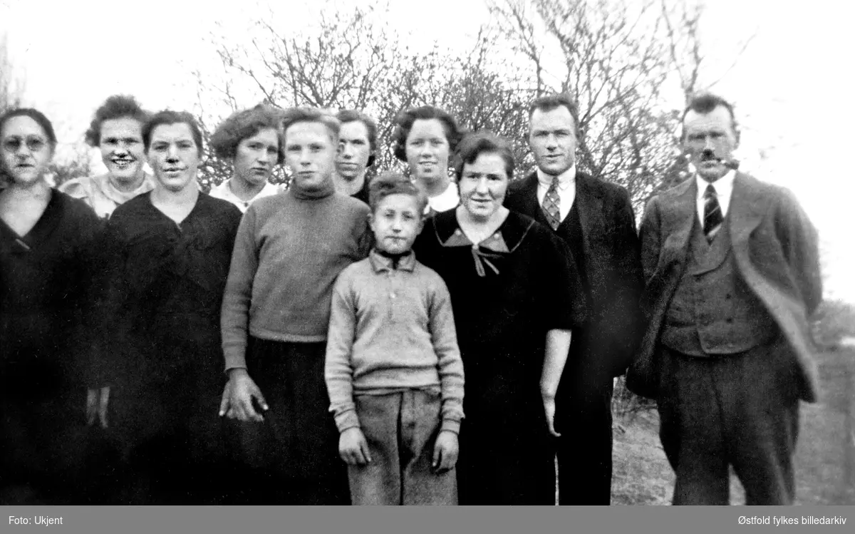 Mina og Ole Anton Holt med sine barn i 1934, gården Holt 78/8 i Skiptvet. De fikk 12 barn sammen, tre av dem døde da de var små. De hadde gården Holt 78/8. Anton var også skredder og lensearbeider. 
Fra venstre: Mina, Solveig, Hjørdis, Gunvor, Hans, Kari, Selma, Julie, Jahn, Anton. og foran Ole.