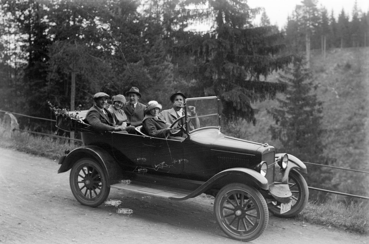 Einar Larsson, Åsmundshyttan i framsätet, Gustav Englund, Prästhyttan och Josef Eriksson, Hästbo i baksätet. Damerna okända.
Bilen en Overland 1922.