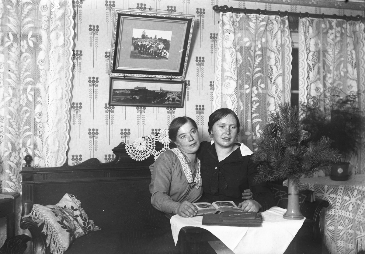 Till höger Betty Eriksson, syster till Josef vid "Erik-Lars", Wästra Hästbo.