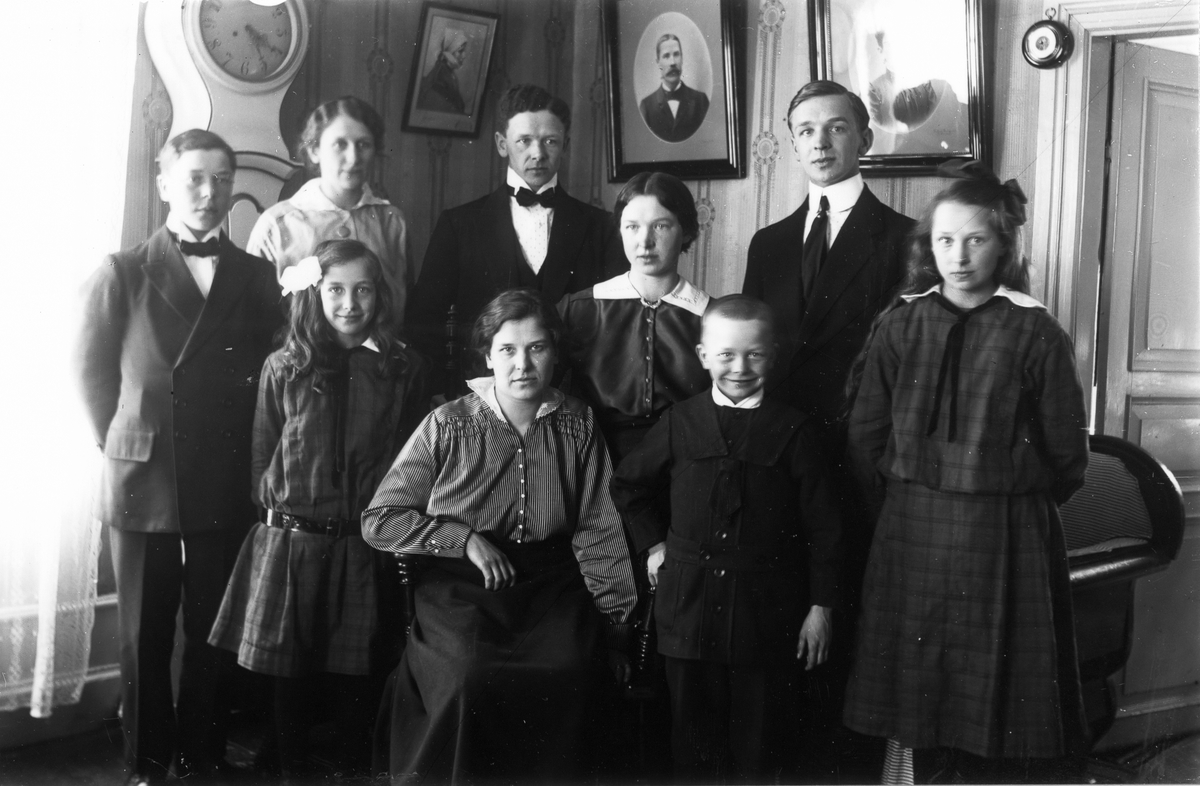 Skräddare Söderbergs barn i första giftet. Från vänster: David, Elin, Tora, Martin, Ottilia (Tilan), Frida, Algot, Verner och Olga.