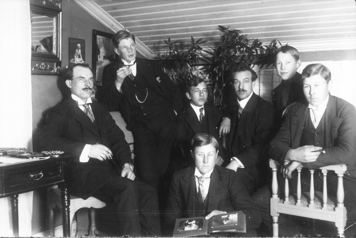Från vänster: Målar-Emil (Nilsson), Nils Nilsson från Näset, Voxsätter 14:1, född 1895, Stor-Pelles Johan Eriksson, Voxsätter 10:1, född 1901, i mitten nedtill Herman Eriksson, Lenninge 5:11, född 1898, Målar-Erhard, okänd samt Erik J Eriksson från Lenninge 5:11, född 1896.