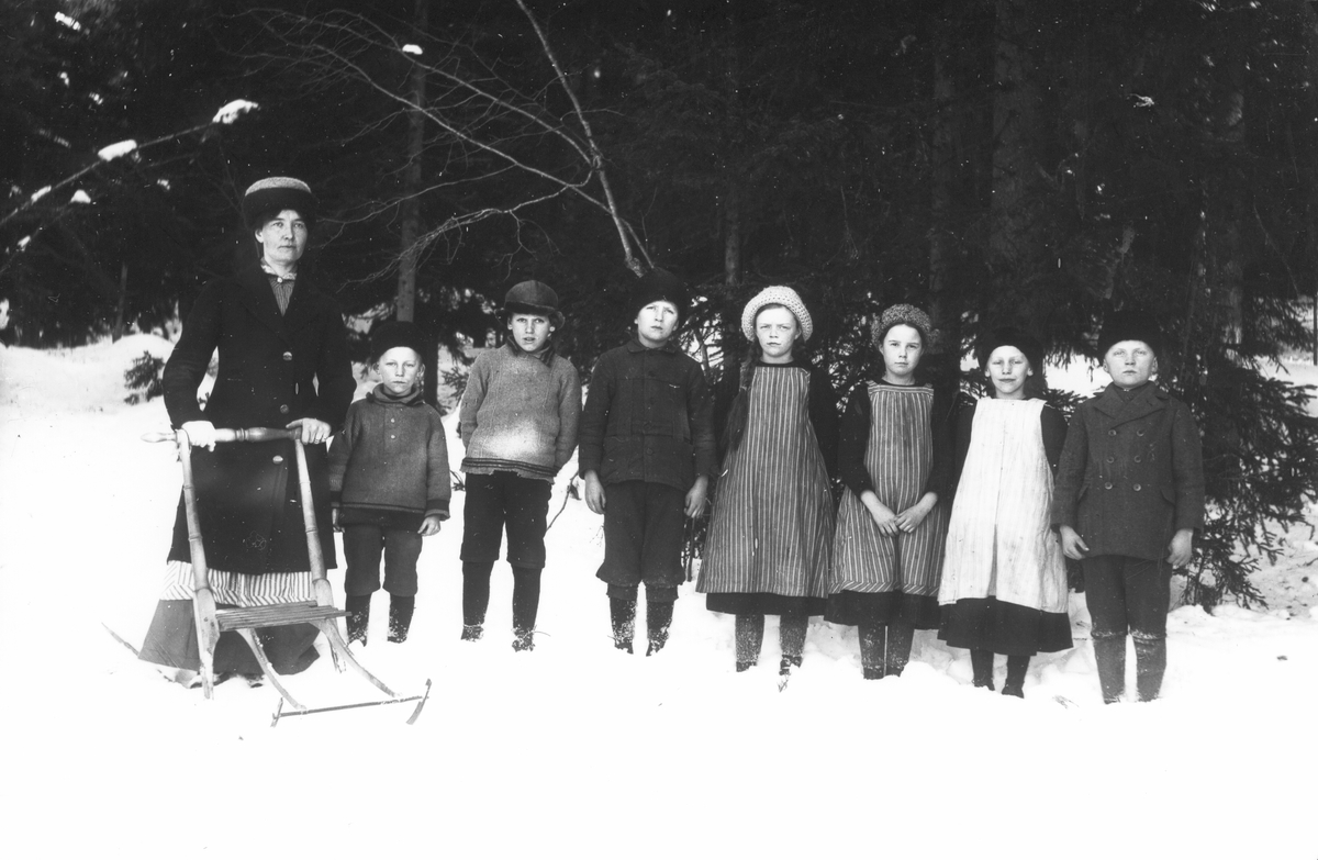 Lärarinnan Emmy Nilsson, Lenninge 6:44, född 1885, med skolbarn.