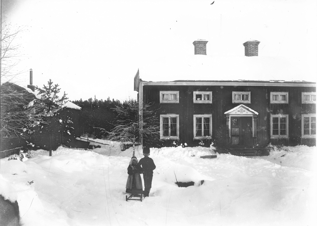Gården "på Berge" i Östansjö. Barnen Ester Lindberg och Per Herman Lindberg, fotografens barn. Foto ca 1900.