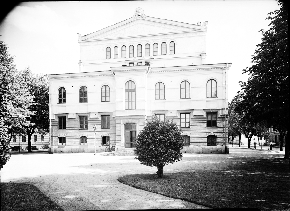 Gefle Teater.
I norra änden av Rådhusesplanaden. Invigdes 1878.
Axel Fredrik Nyström ritade och byggmästaren J. F. Lindeberg uppförde teaterbyggnaden, en av landsortens största och mest påkostade.
Fotot är taget från Hantverkargatan och visar baksidan av teatern innan tillbyggnaden av Folkteatern 1983.