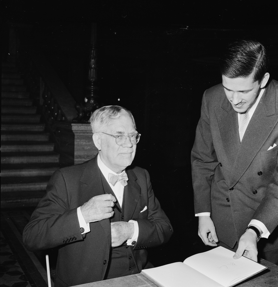 Utrikesminister Östen Undén vid skrivbord, Uppsala, februari 1962