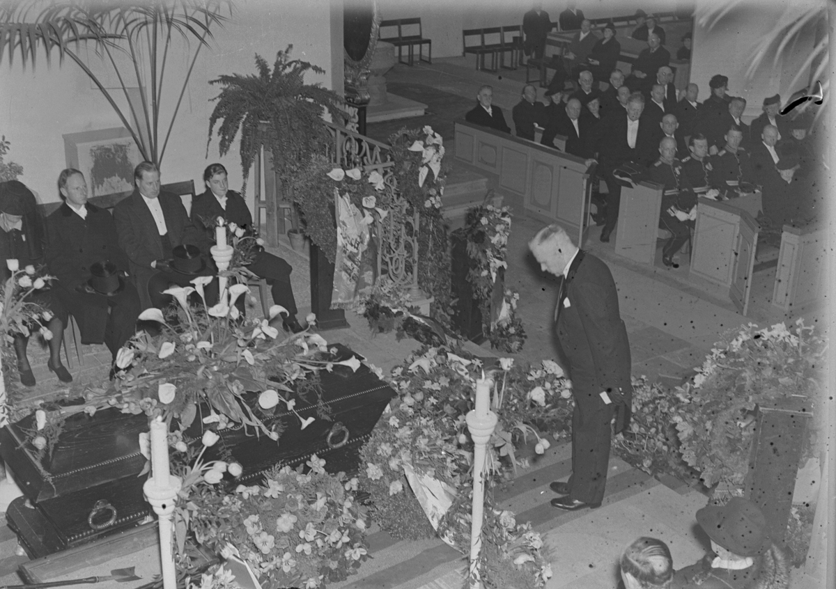 Borgmästare Berggrens begravning och jordfästning. Heliga Trefaldighetskyrkan. April 1943


