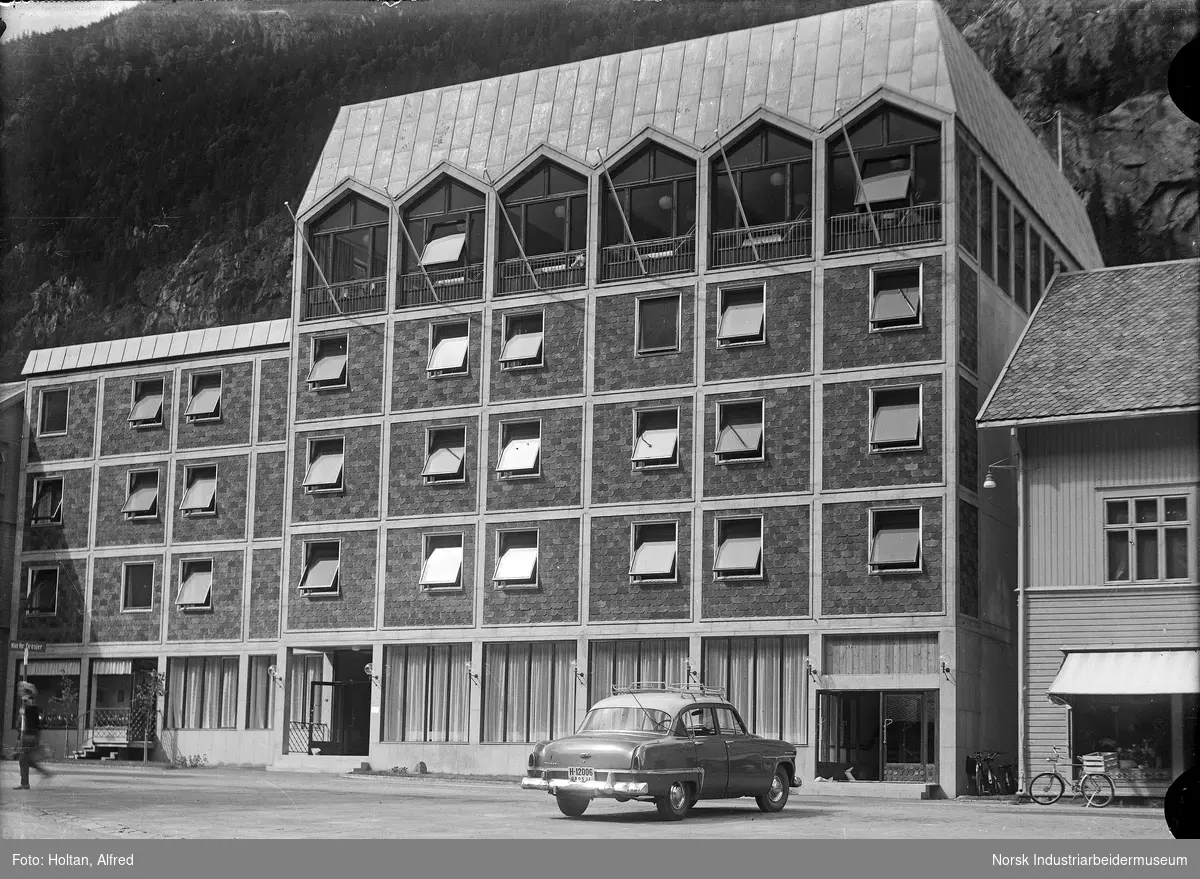 Grand Hotell på Rjukan. Drosje parkert i forgrunnen.