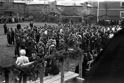 Soldater samles på sportsplassen 17. mai 1945. Feiring av fr