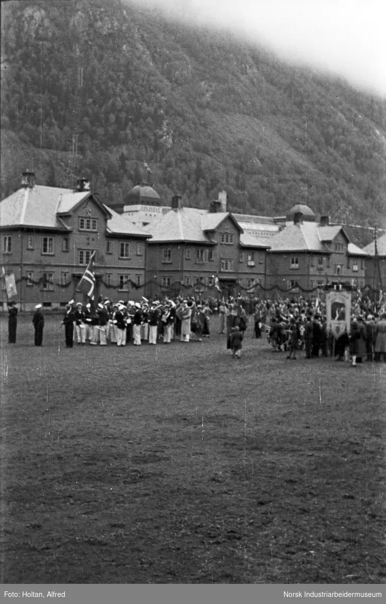 Oppstilling av tog på sportsplassen, feiring 17. mai 1945 etter frigjøringen.