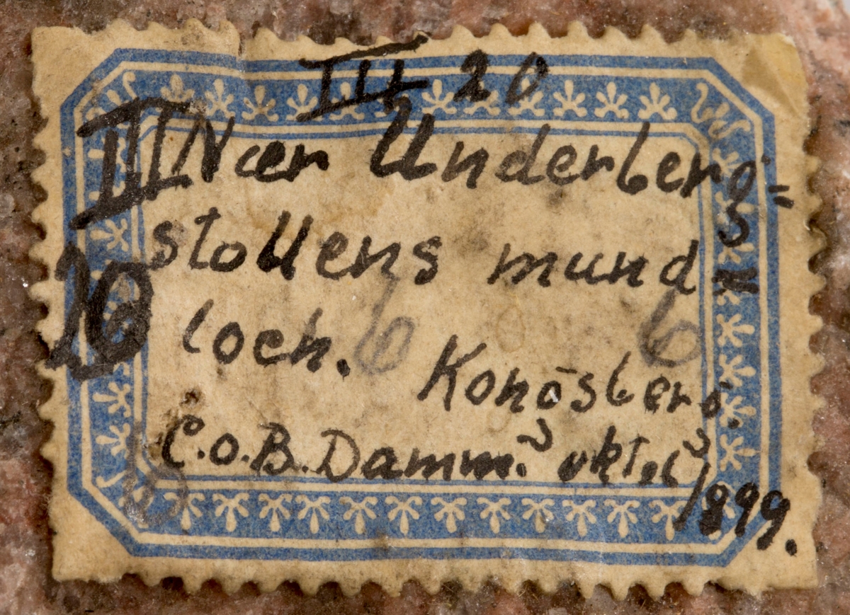 Etikett på prøve:
III 20
Nær Underbergstollens mundloch.
Kongsberg
C.O.B. Damm oktober 1899.