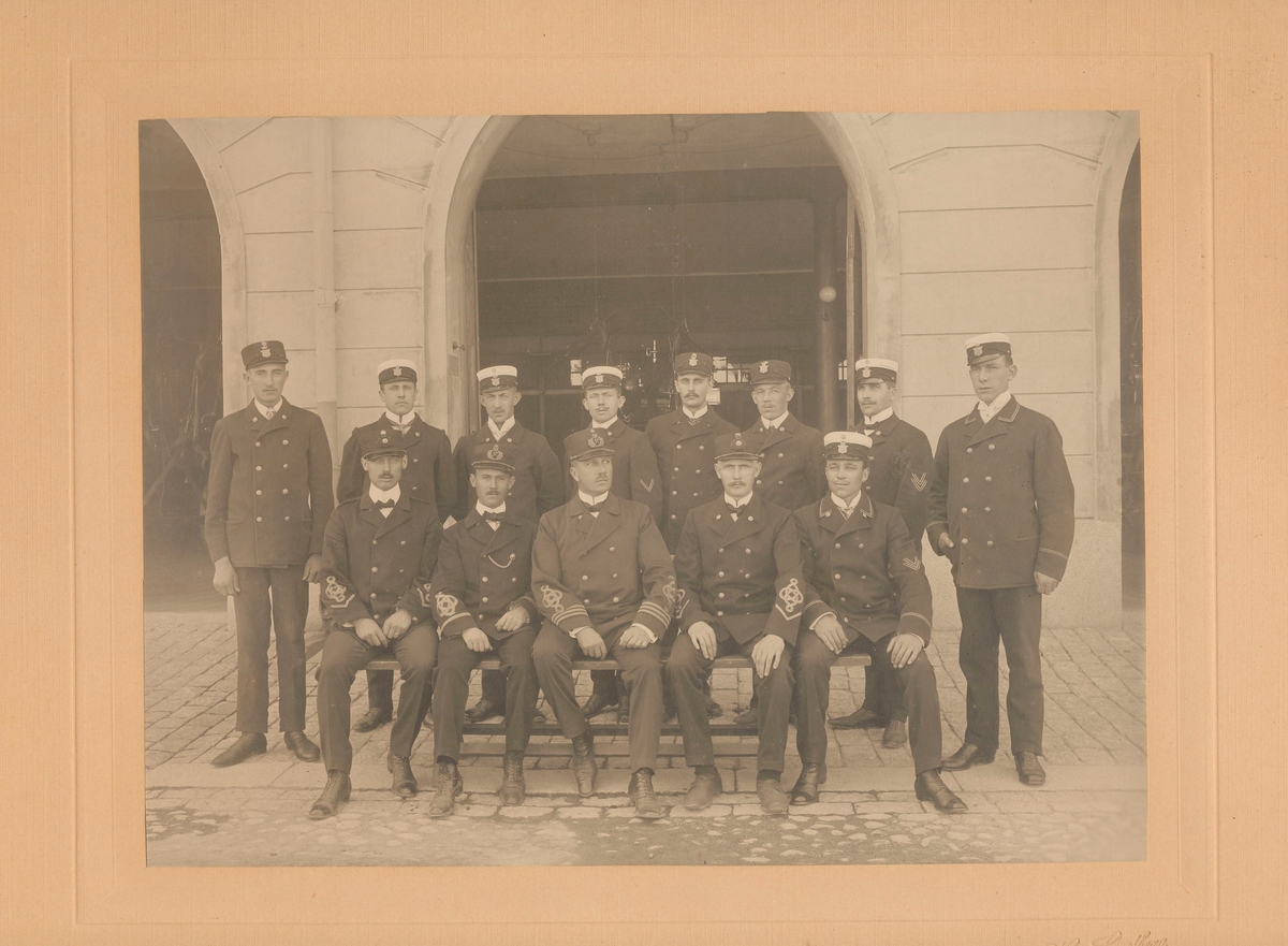 Kalmar brandkår. Yrkesbrandkåren i juli 1911. På fotot bär männen den dagliga tjänstedräkten.