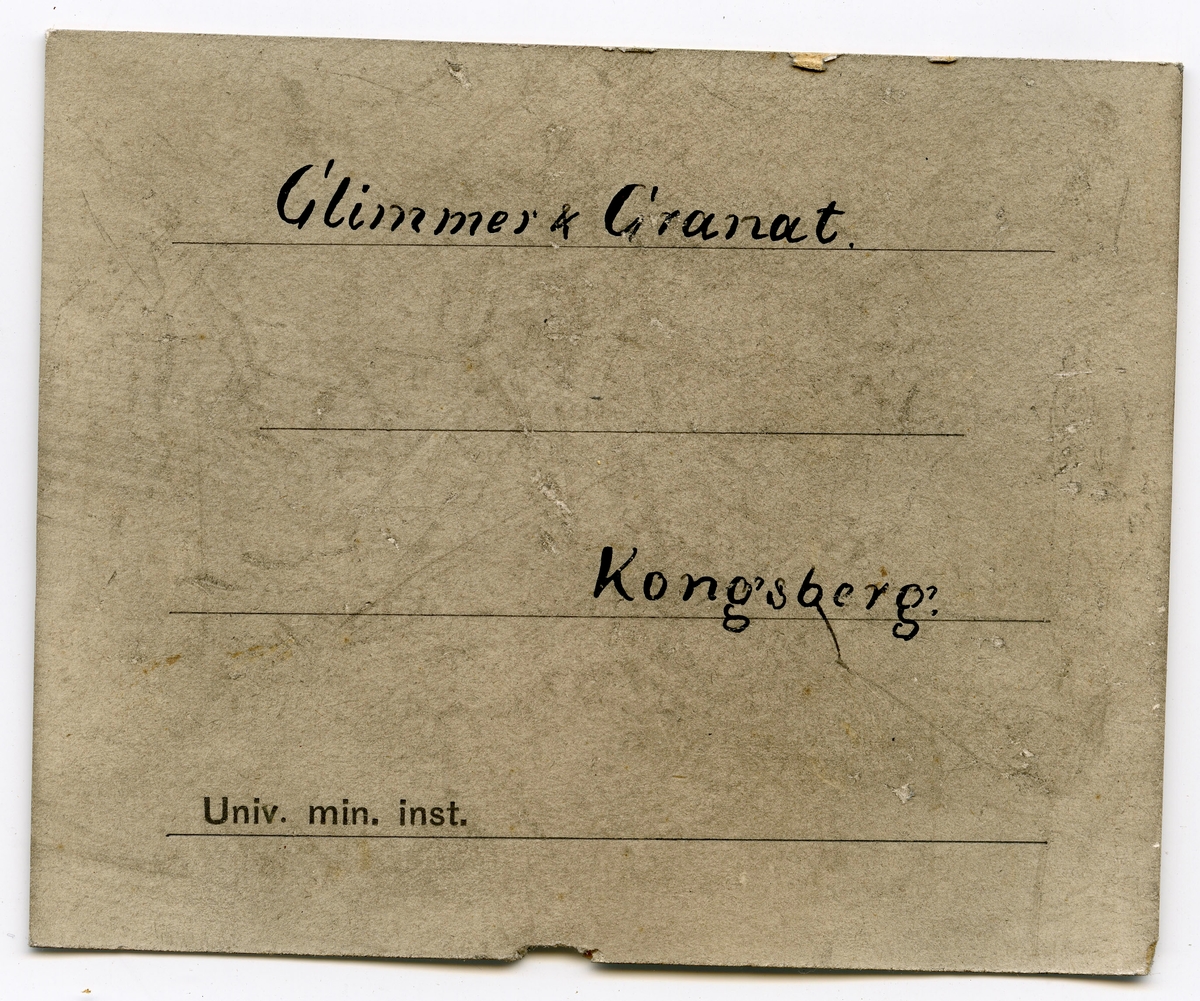 Etikett på prøve:
163.
To etiketter i eske:

Etikett 1: 
Glimmer og Granat
Kongsberg.

Etikett 2: 
Glimmer & Granat.
Kongsberg.