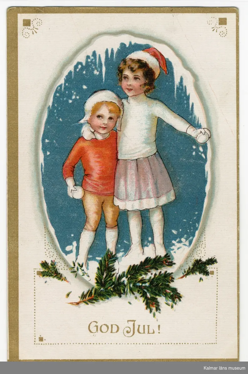 Två barn, en flicka och en pojke, står ute i snön. Flickan till höger har röd tomteluva, vit polotröja, rosa kjol och vita strumpor. Hon håller en snöboll i sin vänstra hand. Pojken, till vänster, har röd tomteluva, röd tröja, bruna knäbyxor och vita strumpor. Han håller en snöboll i in högra hand. Nedanför barnen ses grankvistar och texten God Jul