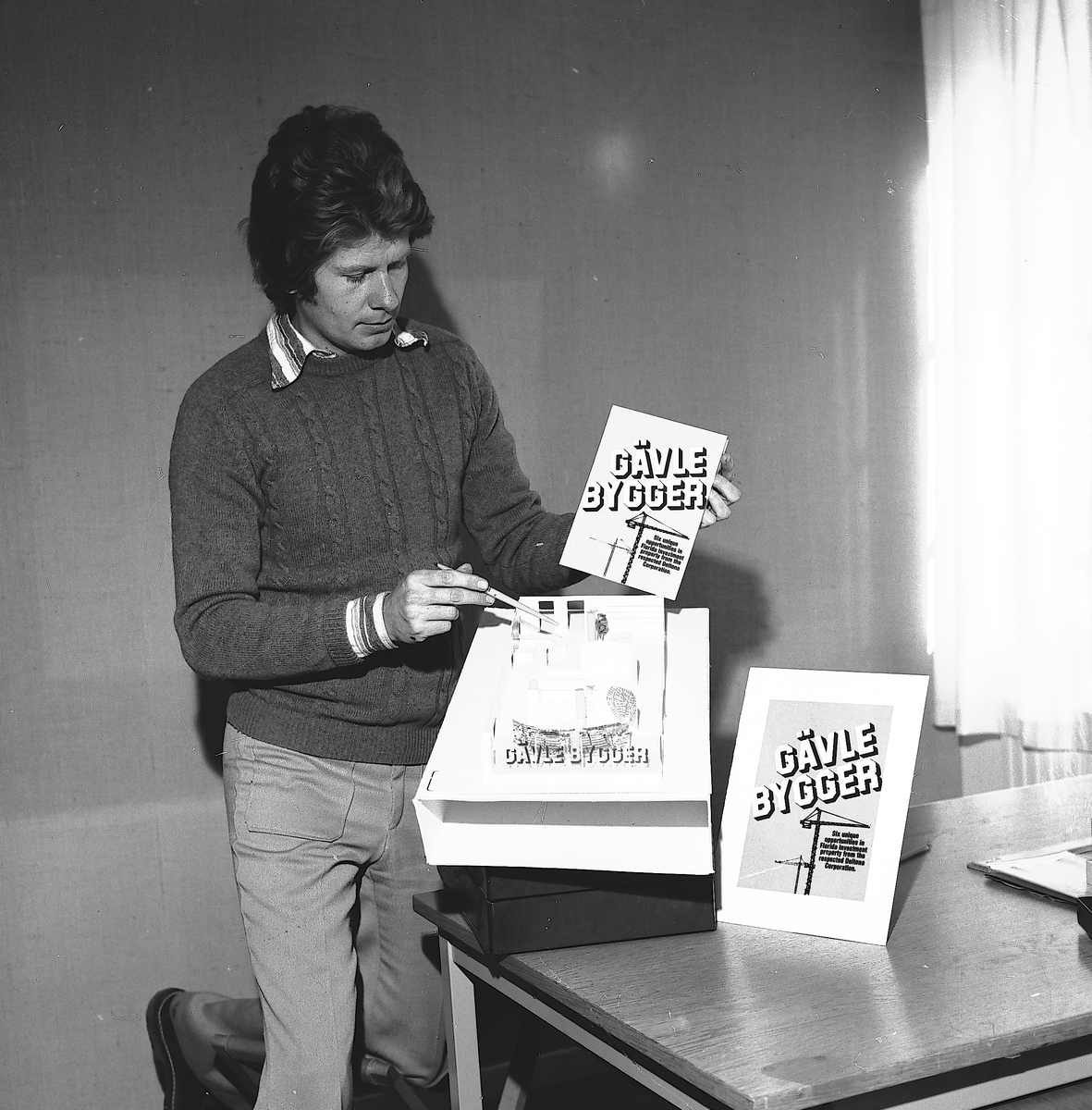Visar broschyren "Gävle Bygger". Gävle Kommun. Den 6 april 1973

