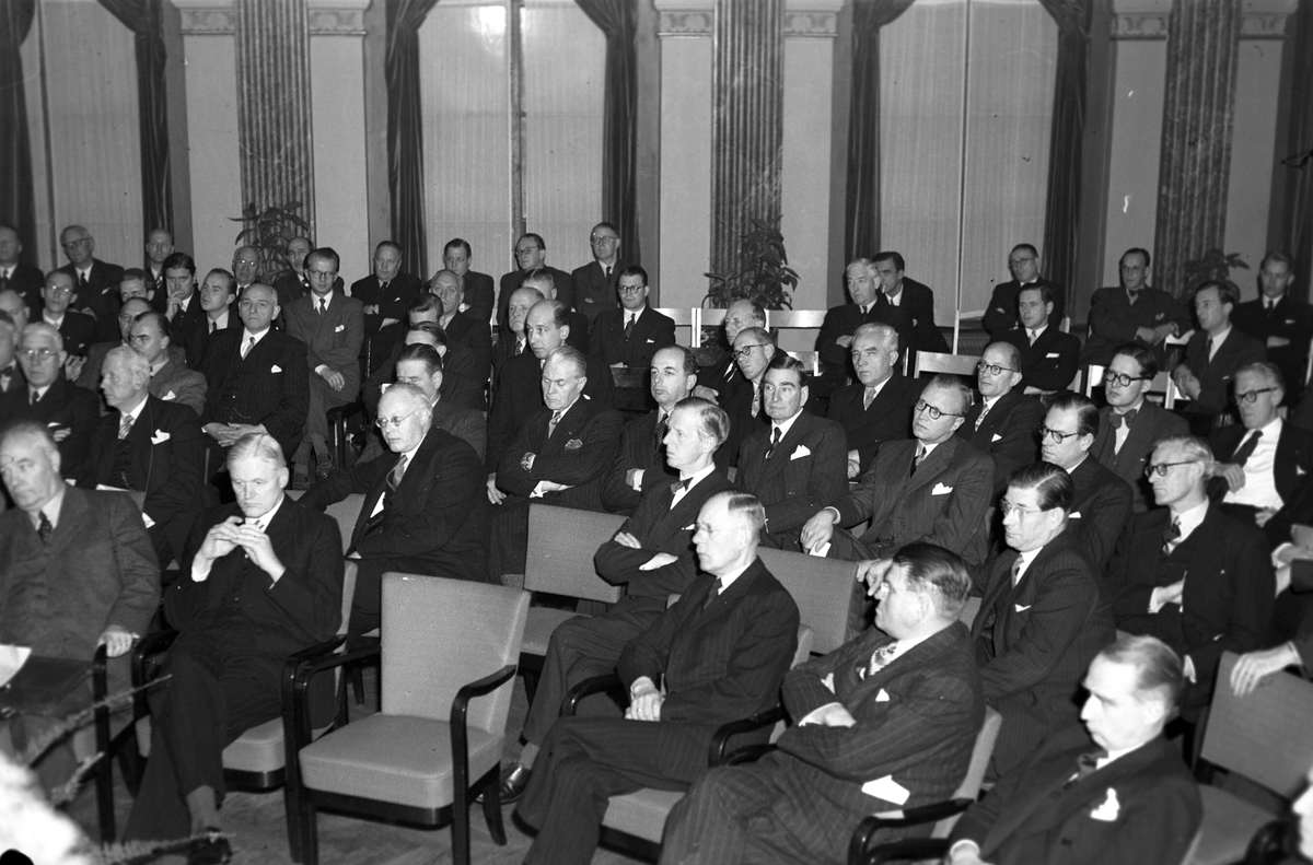 Handelskammaren sammanträder. 1948.