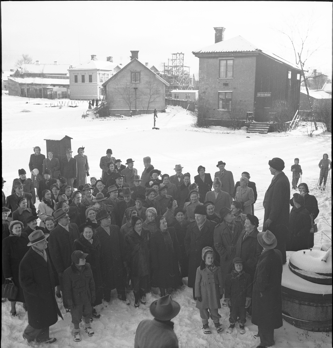 "Gävlerundan". Rundturen anordnar 1700-tals vandring i stan. 9 november 1952.

