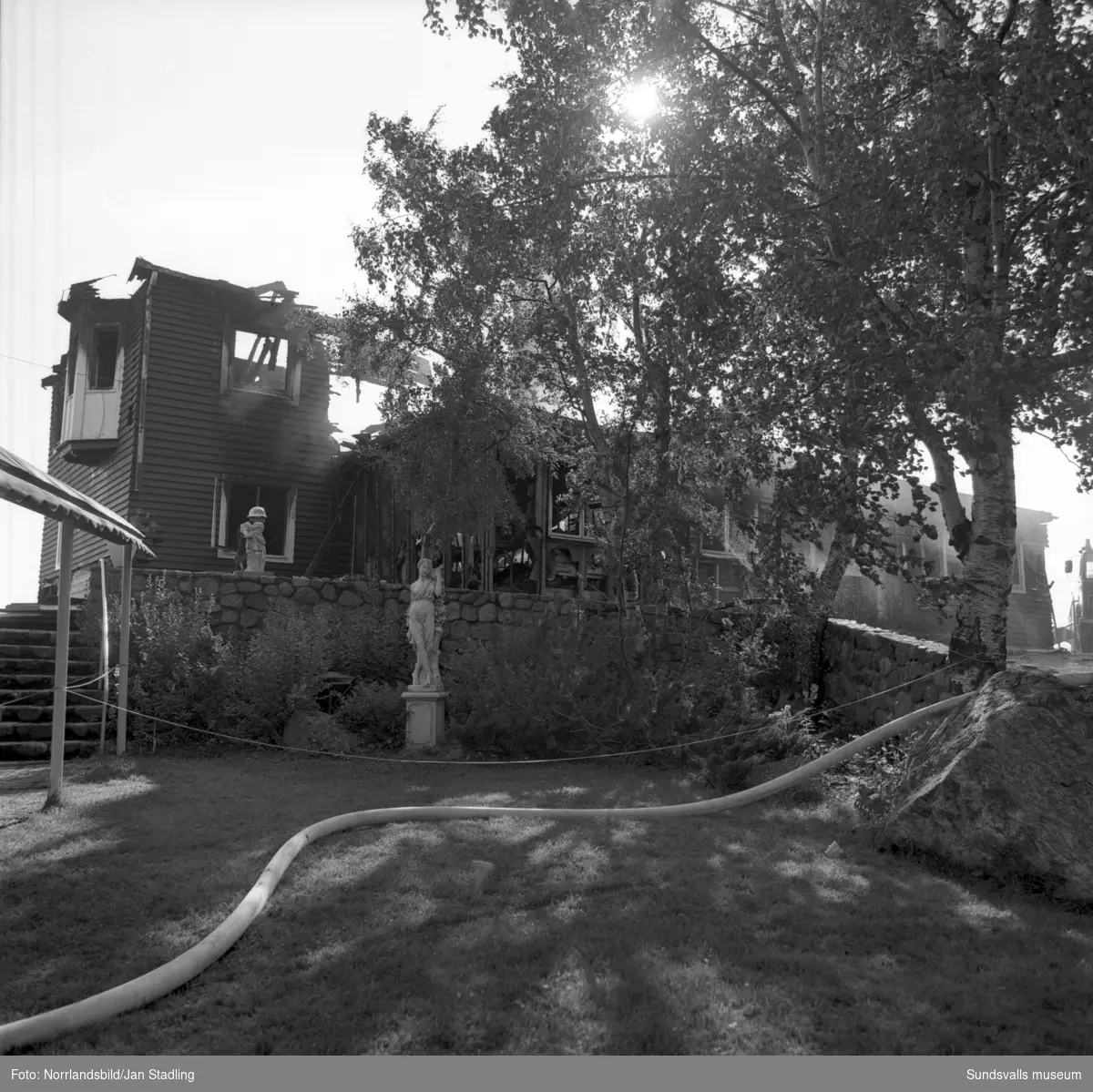 Bildserie på den brandskadade sommarrestaurangen Vindhem dagen efter branden som upptäcktes 03.53 en natt i augusti 1979.