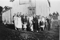 Brudepar med gjester.  Ingeborg og Magnus Iversen.