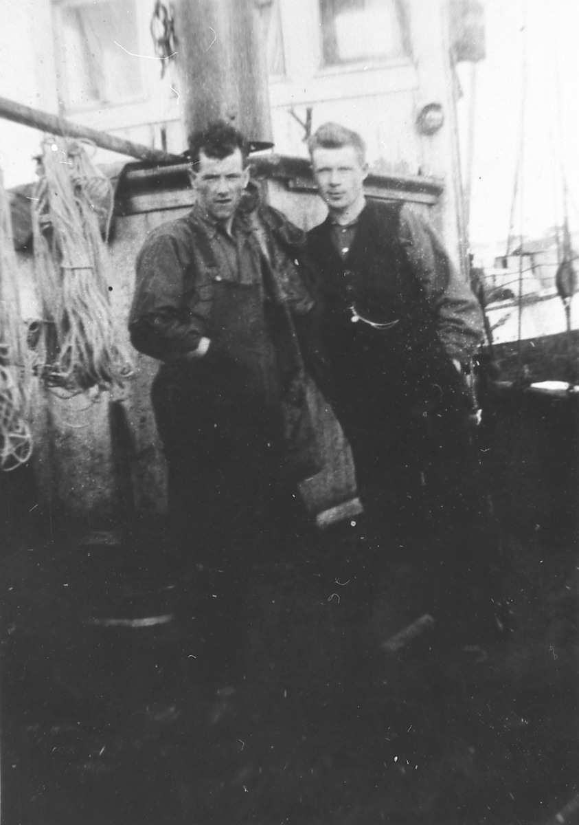 To karer ombord i M/K "Lady".  Harder Olsen, Finnelv og Bjarne Solbø, Lekangen, Tranøy 1935.