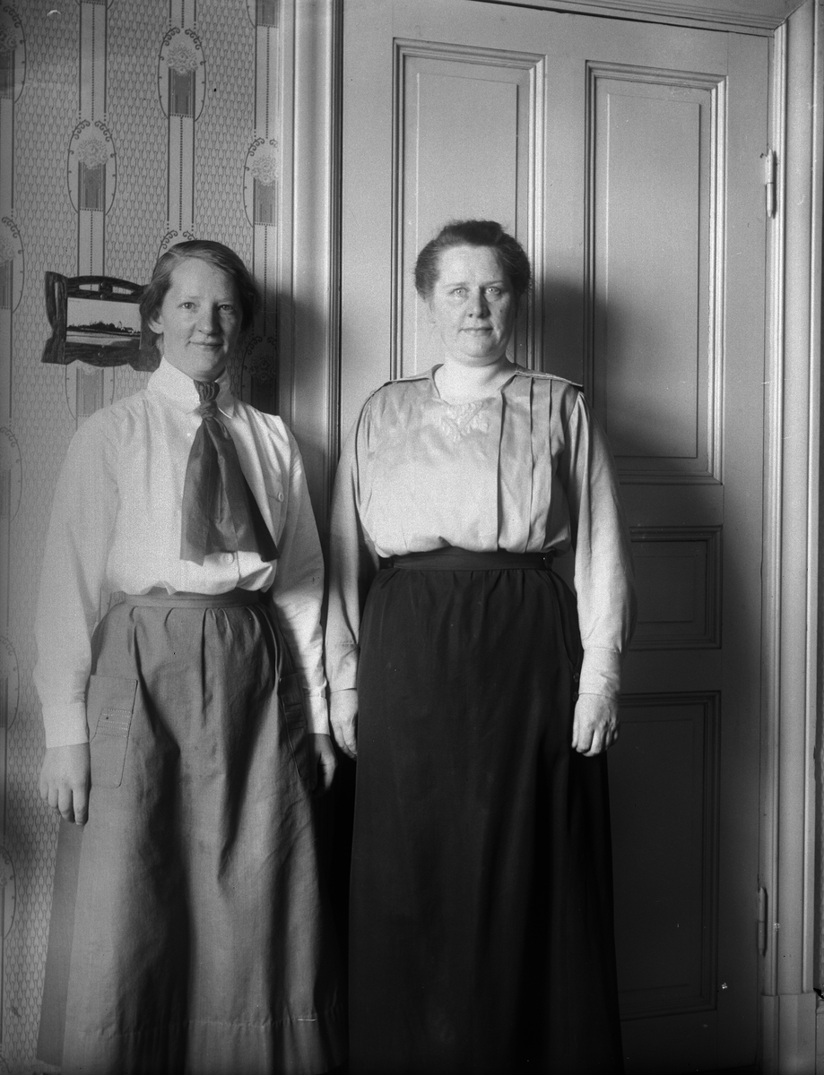 "Regina En och systern vid dörren", Fröslunda, Altuna socken, Uppland 1920