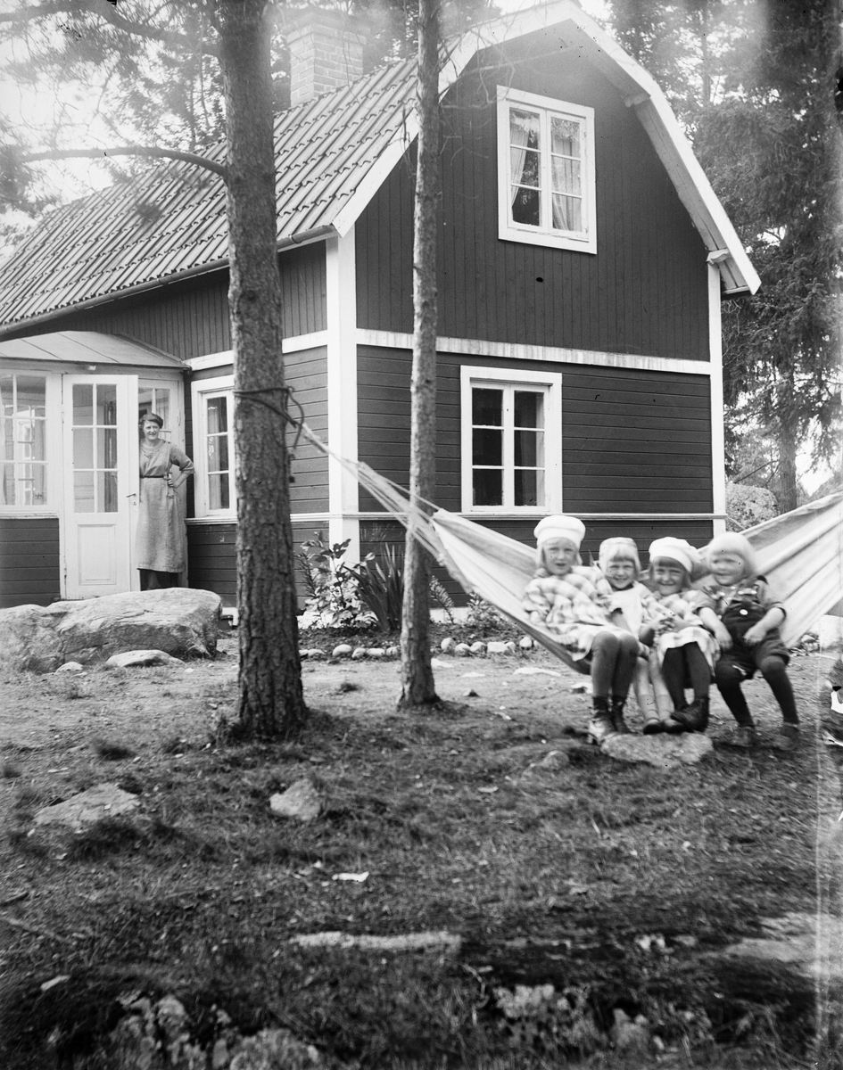 "Norlanders villa i höjdformat med barnen i hängmattan", Fröslunda, Altuna socken, Uppland 1921