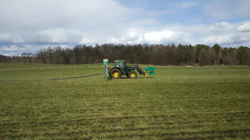 En traktor på jordet. 