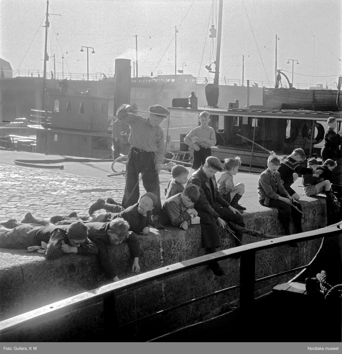 En grupp pojkar fiskar vid Stadsgårdskajen, Stockholm