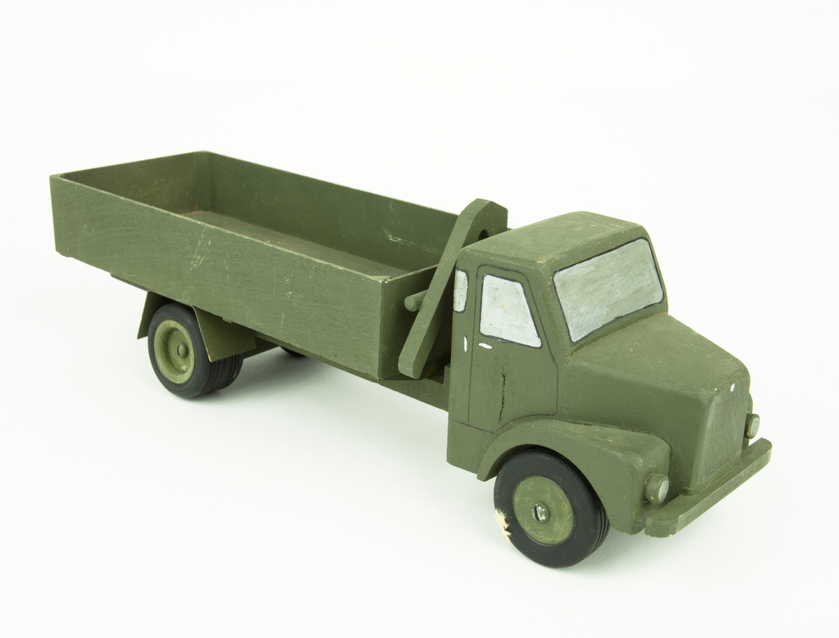 Modell av ammunitionslastbil. Lastbilen är försedd med lyftkran och dragkrok.