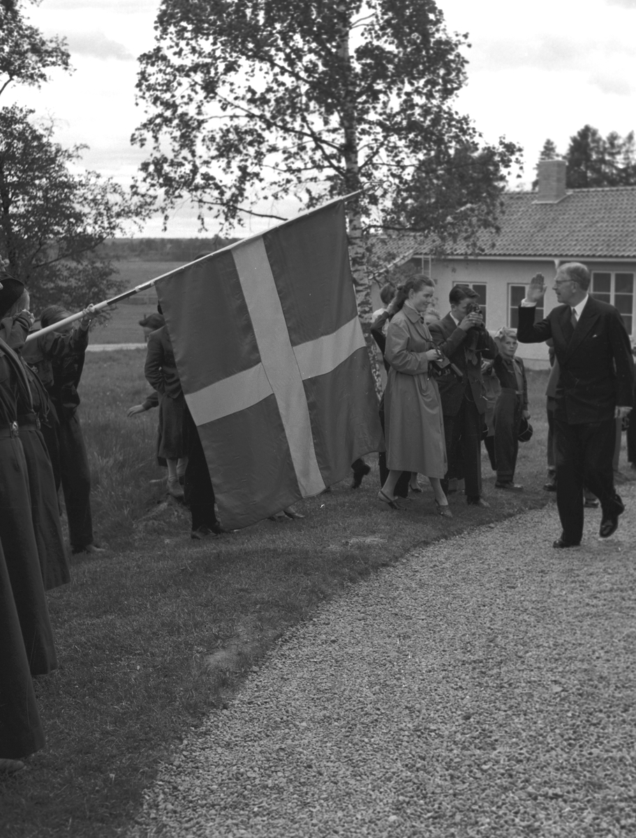 Kung Gustaf VI Adolf på besök i samband med invigningen av Hushållningssällskapets kursgård intill herrgården i Kungsgården, Ovansjö, 1953.