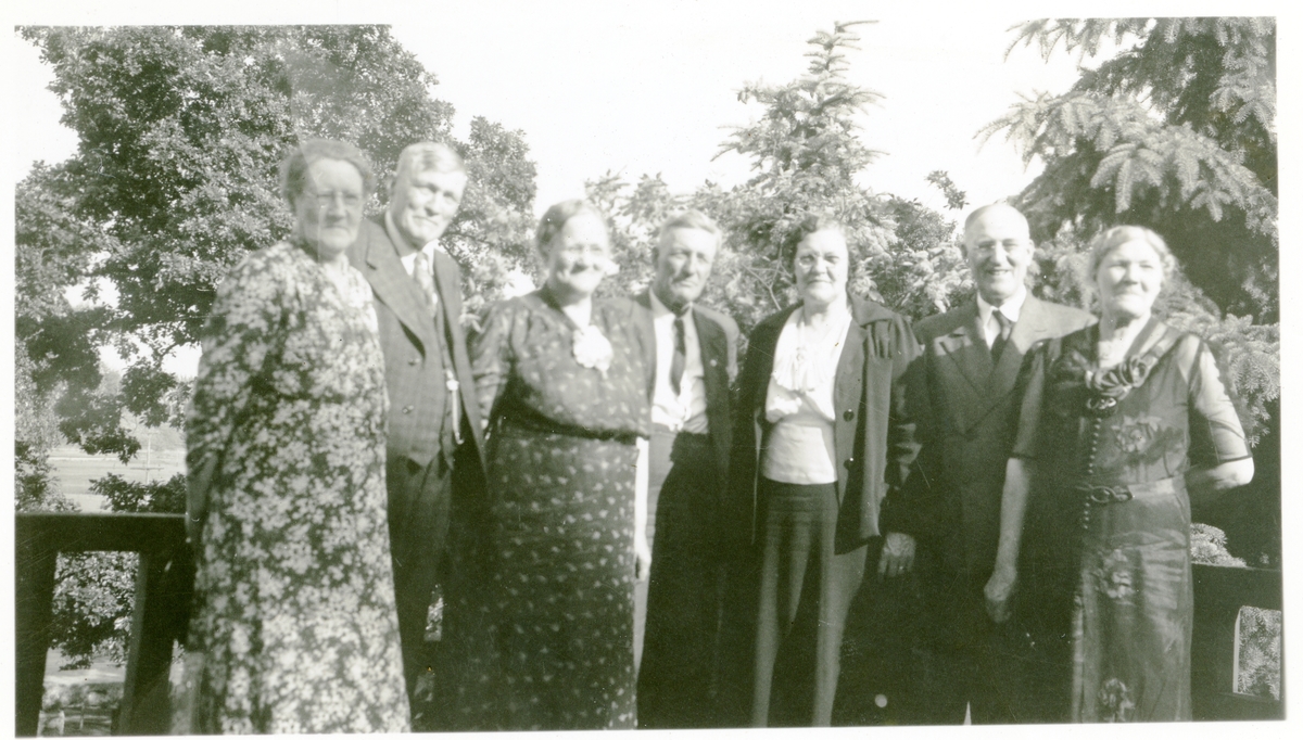 Familiefest 4. juli 1938, i Minneapolis. Fra venstre: Maren Wold Anderson, Thomas Wold, Tolena Pederson, John Wold, Christine Wold Brager, Anton Wold og Inger Wold Rice.