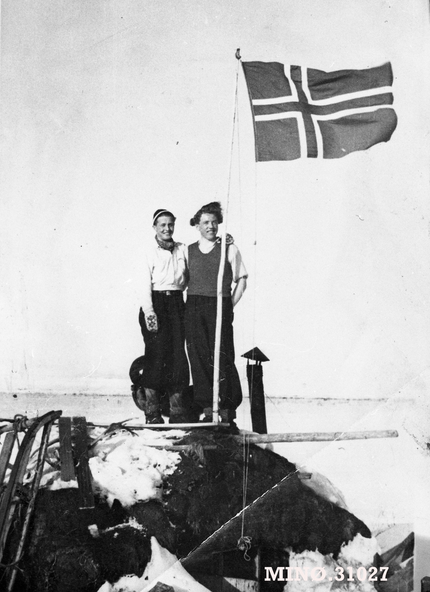 To unge menn med norsk flagg. Bjaren Hofta Niska og Sverre Hildonen.
