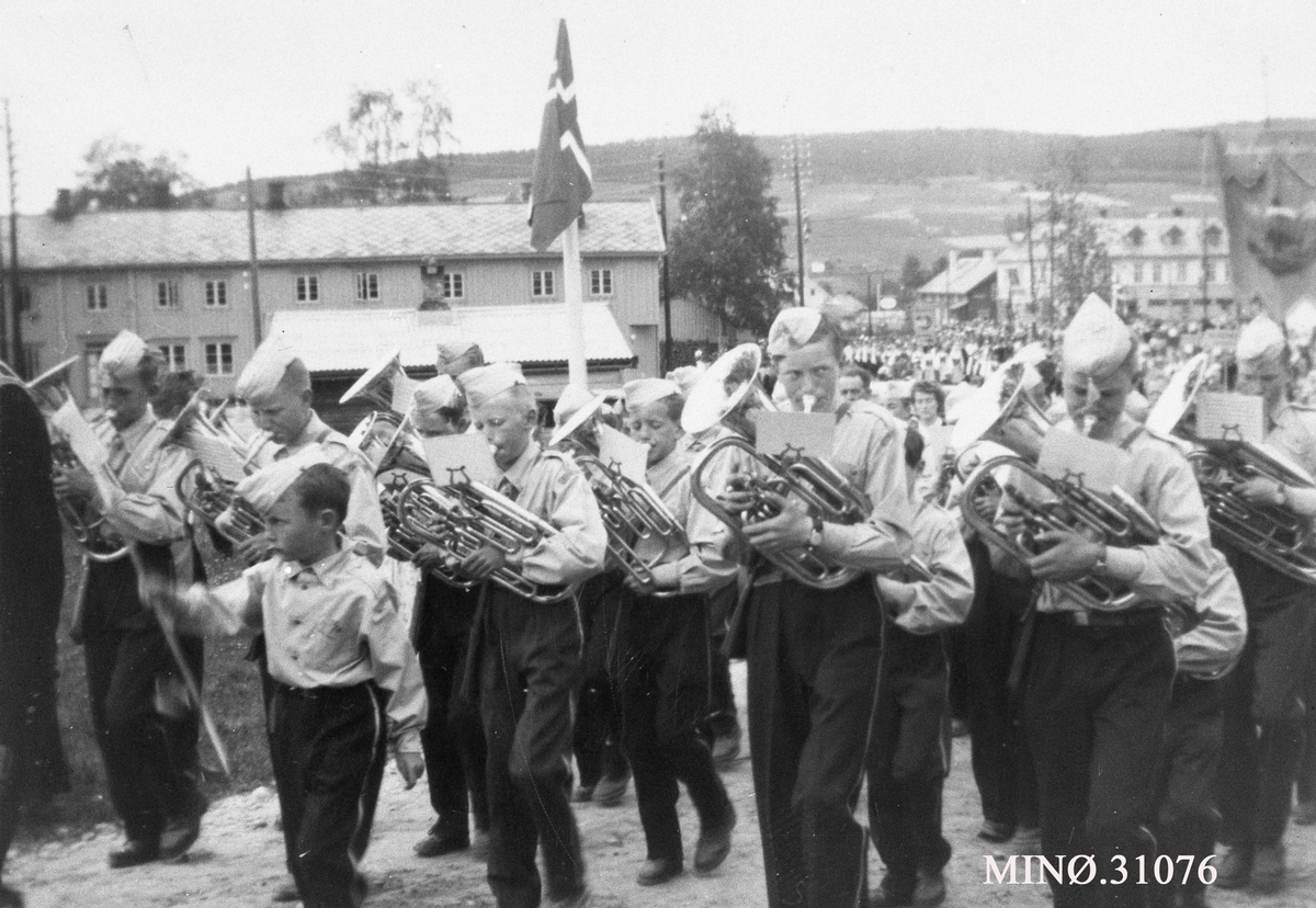 Fra stevneopptoget - med hornmusikk - landstevnet på Tynset i 1957.
