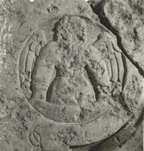 Detalj av en gravhäll med en ängel i relief.