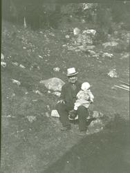 Erik Skåren med barnebarn.