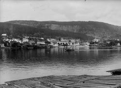 Gropa i Drammen. Det lyse bygget, på skrå, opp til høyre for