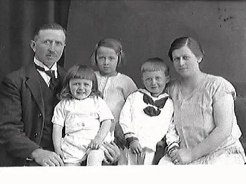 Familjebild. A. Eliasson med familj. bild 1 och 2: Föräldrapar och tre ...