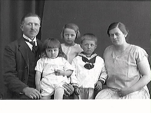 Familjebild. A. Eliasson med familj. bild 1 och 2: Föräldrapar och tre barn, Bid 3 och 4: barnporträtt.