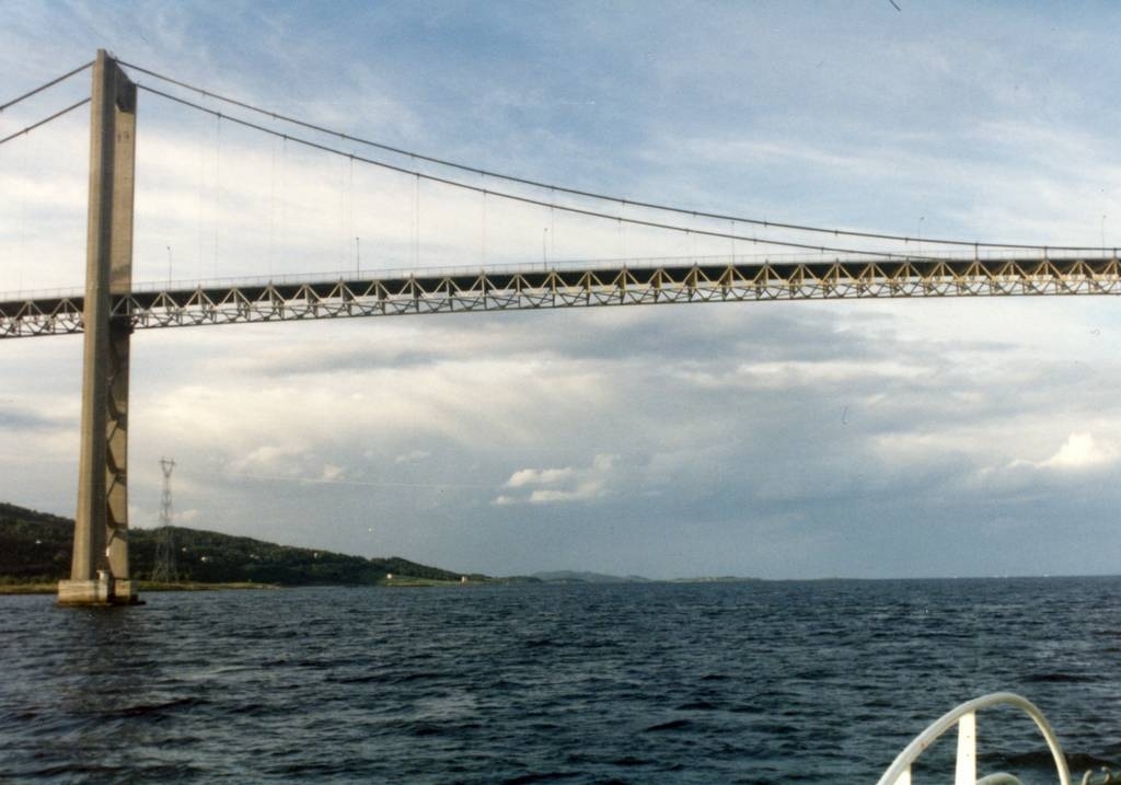 Fjordtur med Najaden Tjeldsundbrua passeres på tur med "Najaden" fra Narvik til Harstad. 13. august 1985.