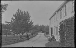 Tre menn slapper av ved en butikk