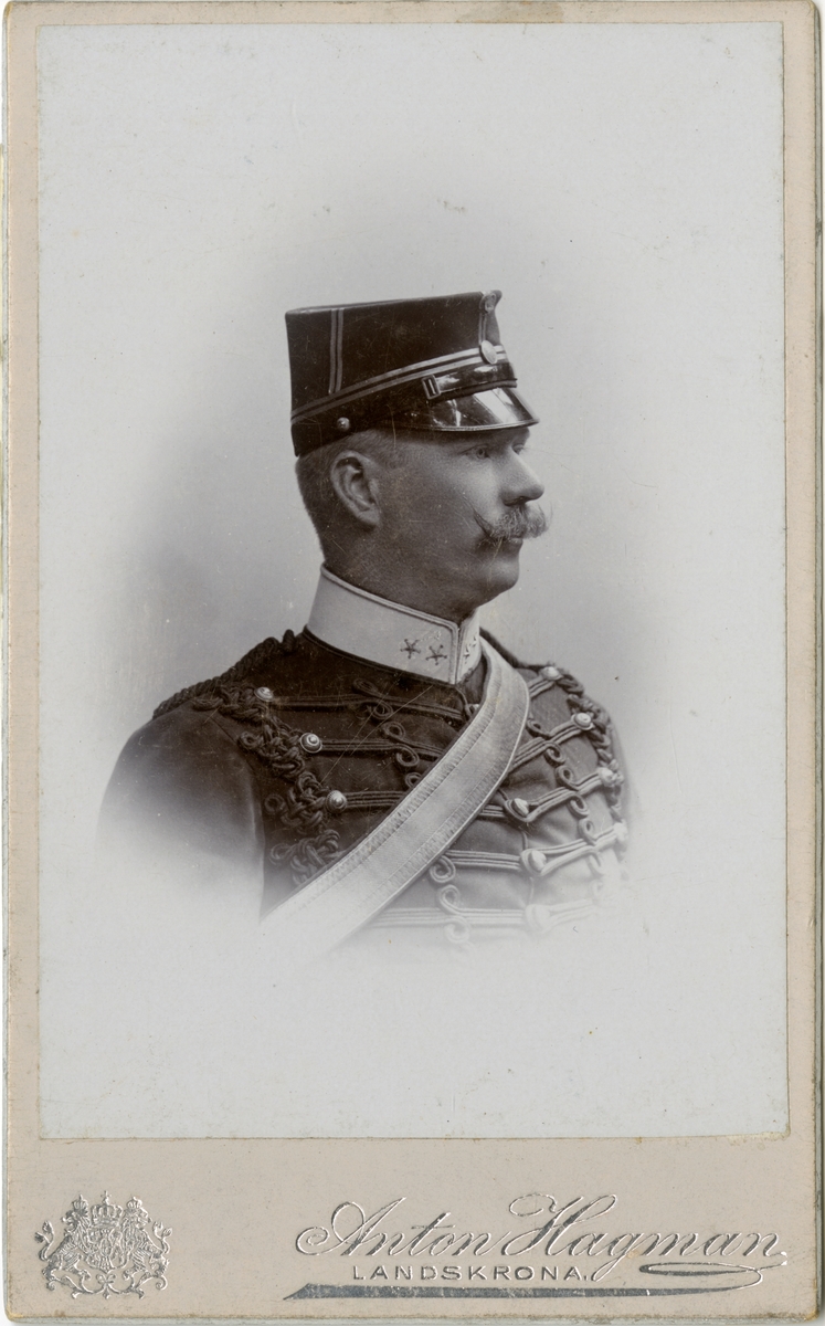 Porträtt av Nils Patrik Vilhelm Vult von Steyern, kapten vid Wendes artilleriregemente A 3.
Se även bild AMA.0009475 och AMA.0009486.