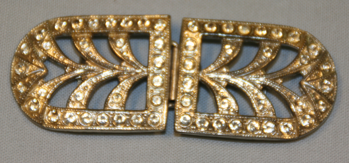 Beltespenne i to delar, dekorert med innfelte steinar.