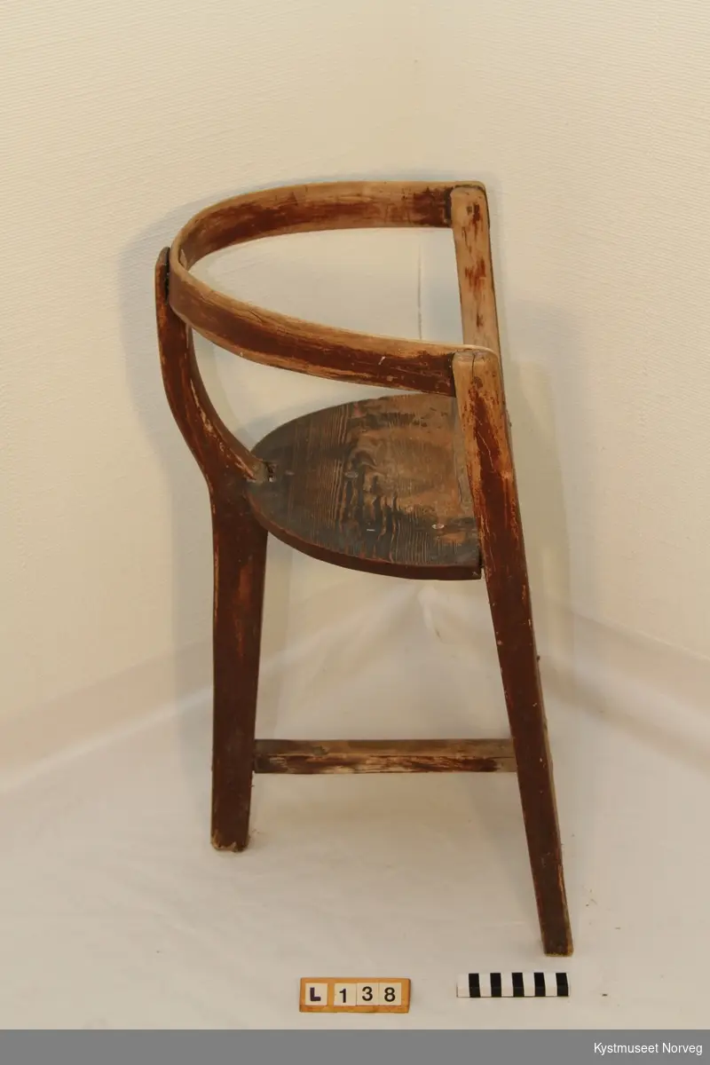 Armstol med buet rygg. Hallingstol, modell fra Ål i Hallingdal. Stolen har buet rygg og sete, og har tre bein.