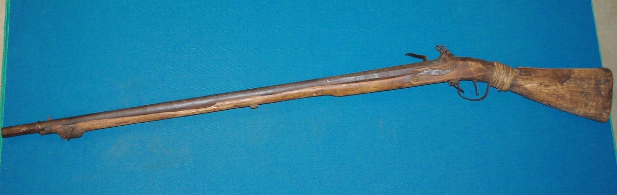 Form: Avlangt, jern i enden av kolben mot skulderstøtte
