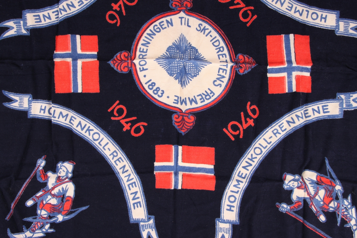 Offisielt skjerf laget til Holmenkollrennene i 1946 dekorert med tekst samt det norske flagget og "fuglemannen" fra Skiforeningens logo.