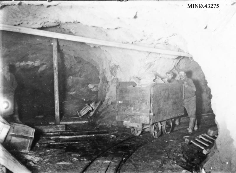 Fordring - gruvearbeidere som triller gruvevogn
