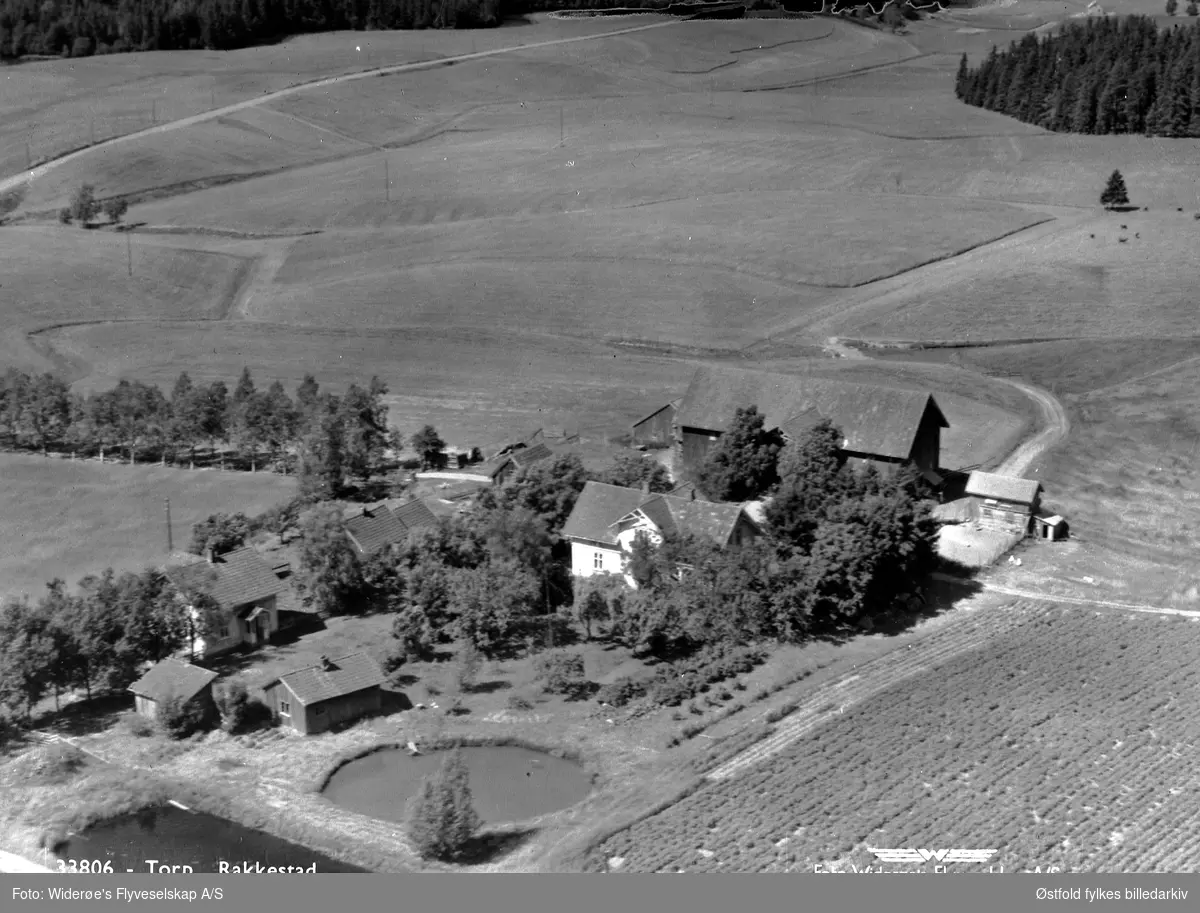 Skråfoto av gården Torp i Rakkestad, juli 1951.