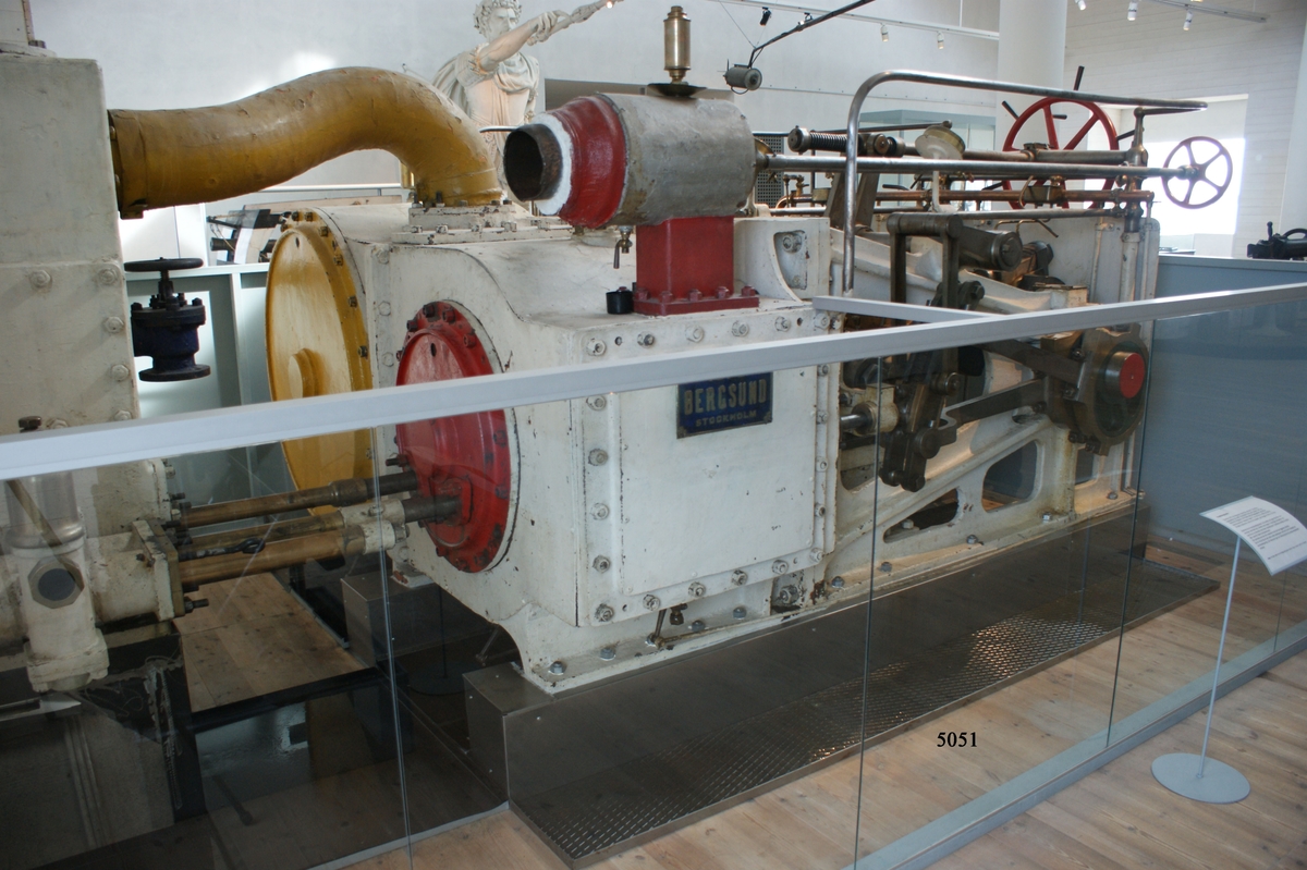 Propellermaskin med tillhörande strålkondensor. Den är tvåcylindrig med liggande cylindrar. Har tillhört kanonbåten Skuld babords aktra maskin. Byggd på Berglunds mekaniska verkstad, Stockholm år 1879.
390 ind. hkr.
Maskinens vikt ca 17. 000 kg.